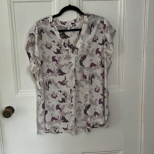 Reitmans Essentials Short sleeve blouse. Off white with soft pink & purple light